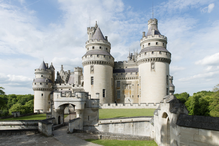 Visite Privée du Château visit Il vous est possible d'organiser une visite privée du château de Pierrefonds par groupe de 1 à 30 personnes de 18h à 20h pour un prix de 660€ TTC
