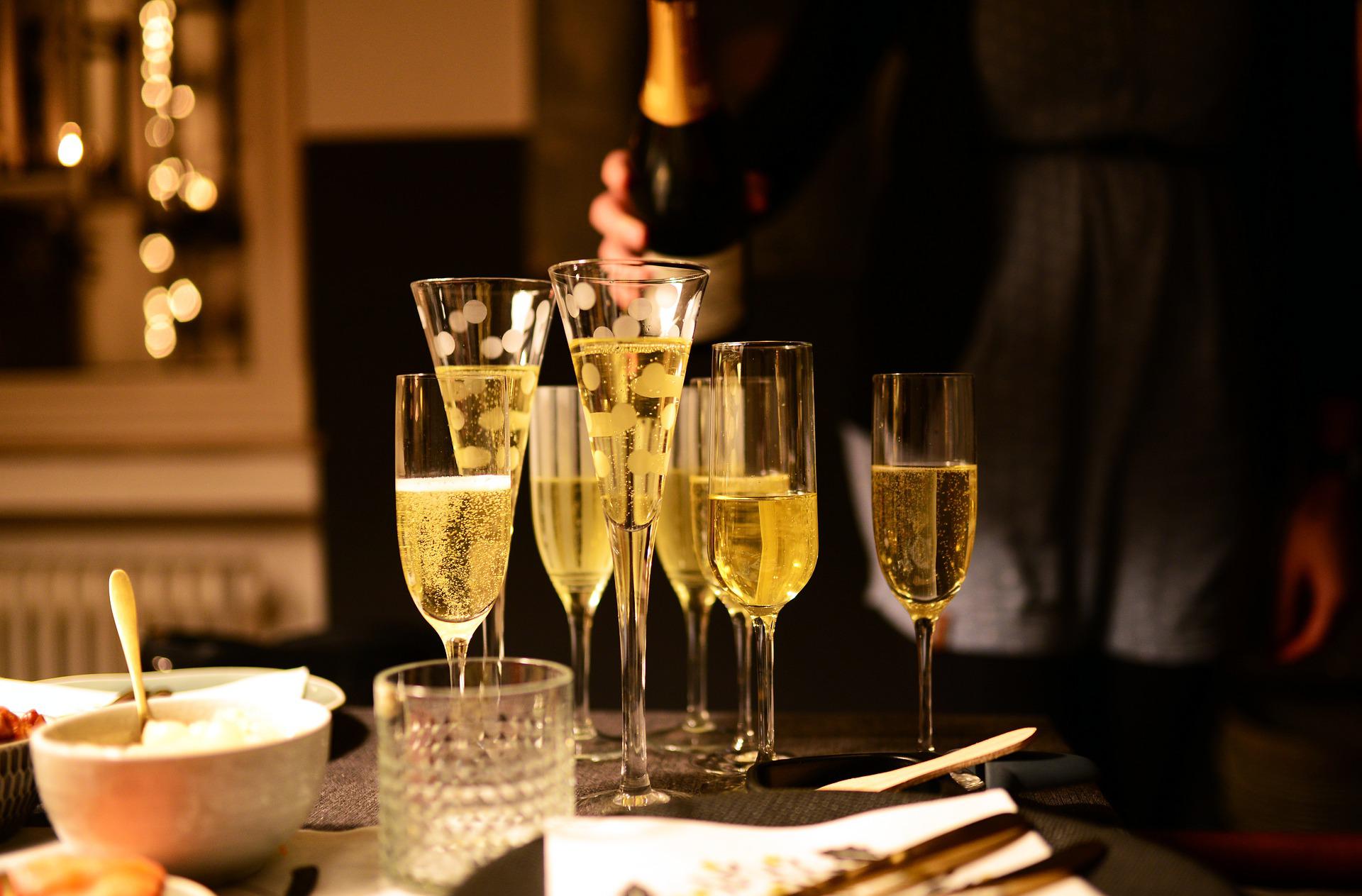 Forfait boisson/ Champagne food Pour accompagner votre cocktail,  le Carlton vous propose une coupe de champagne à l’arrivée, deux consommations de vin, jus de fruits, eaux minérales